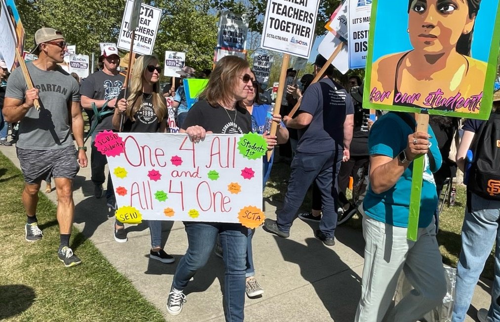 Photo of Sacramento City Teachers Association members on strike